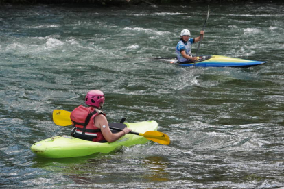 180 deportistas y 20 clubes participan en Sabero en la Copa de Españade Slalom Olímpico y en el Campeonato de España de Kayak Cross. JONATHAN NOTARIO