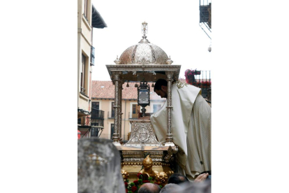 Imagen del Corpus procesionado, que para en los altares del barrio de San Martín. marciano pérez