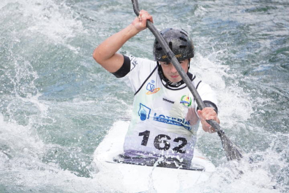 180 deportistas y 20 clubes participan en Sabero en la Copa de Españade Slalom Olímpico y en el Campeonato de España de Kayak Cross. JONATHAN NOTARIO