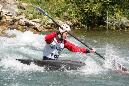 180 deportistas y 20 clubes participan en Sabero en la Copa de Españade Slalom Olímpico y en el Campeonato de España de Kayak Cross. JONATHAN NOTARIO