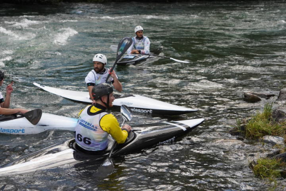 180 deportistas y 20 clubes participan en Sabero en la Copa de Españade Slalom Olímpico y en el Campeonato de España de Kayak Cross. JONATHAN NOTARIO