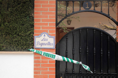 La entrada a la vivienda donde fueron encontrados los cuerpos. EFE / Pepe Torres