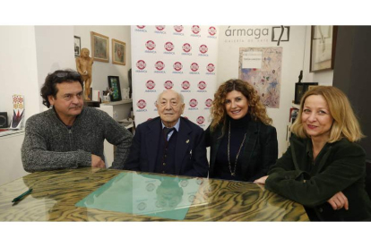 Amancio González, el Hermano Tomás, María García y Marga Carnero, durante la presentación en la Galería de Arte Ármaga. RAMIRO