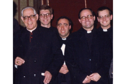 El arzobispo Francisco Cerro (segundo por la derecha) junto a Pedro Rodríguez Ramos (primero por la derecha) en 1981 cuando el primero fue ordenado sacerdote. ARCHIDIÓCESIS DE TOLEDO