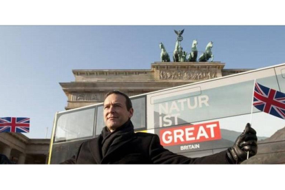 El embajador británico en Berlin, Simon McDonald, levantado dos banderas delante de las Puertas de Bradenburgo.