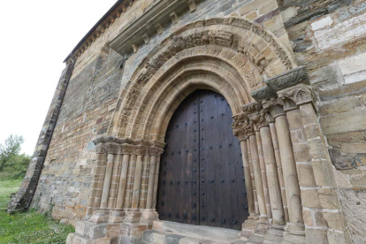 La Puerta del Perdón en la iglesia de Santiago de Villafranca es uno de los hitos del Camino porque allí se puede obtener el jubileo. Junto