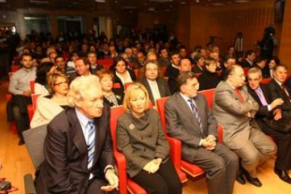 Luis del Olmo, poco antes de recibir el título, con los representantes de las fuerzas políticas del