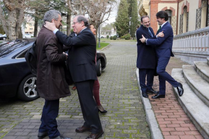 El presidente de la Junta de Castilla y León, Juan Vicente Herrera, saluda al secretario de Estado de Infraestructuras, Javier Izquierdo (I), antes de reunirse con el ministro de Fomento, José Luis Ábalos (2D)