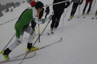 El ultrafondisda Manuel Merillas en plena subida andando con los esquíes y tratando de superar una empinada pendiente.