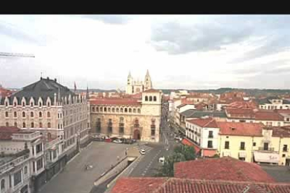 La torre de la iglesia de San Marcelo en León ofrece esta interesante panorámica de edifcio de Botines