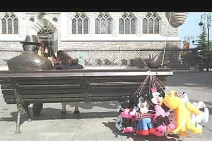 La figura de Gaudí frente al edificio de Botines se ha convertido en testigo de excepción de la vida de los leoneses. En la imagen, parece escuchar las confesiones de una niña