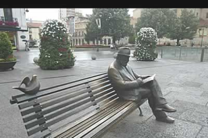 Frente al edificio de Botines se encuentra una escultura hecha en bronce de Antonio Gaudí, autor del majestuoso edificio