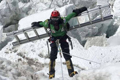Alex Txikon ya está de nuevo en el campo base del Everest (5.250 metros), adonde llegó el sábado en helicóptero tras una semana de descanso en Kathmandú. El alpinista vasco, que aspira a convertirse en el primer extranjero que asciende al techo de mundo (