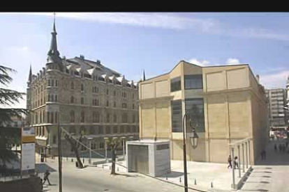 La parte trasera de Botines linda con el edificio de Pallarés