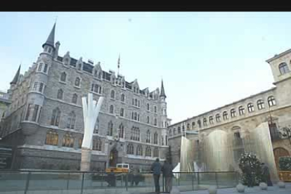 Maquetas tamaño natural, instaladas frente a Botines, con las que se conmemoró el 150 aniversario del nacimiento del arquitecto catalán