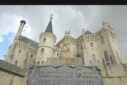 Cartel del museo de los caminos que acoge el Palacio Episcopal de Astorga, obra del genial arquitecto catalán