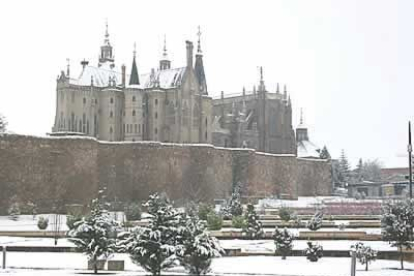 El palacio Episcopal de Astorga, obra del arquitecto catalán, cubierto por una capa de blanca y fría nieve