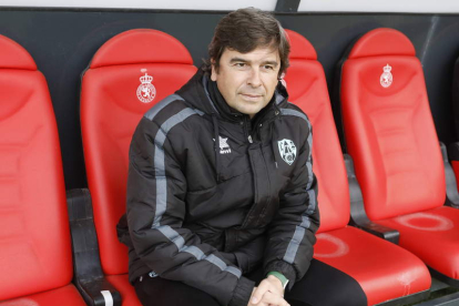 Eduardo Docampo, sentado en el banquillo de la Cultural en el estadio Reino de León. MARCIANO PÉREZ