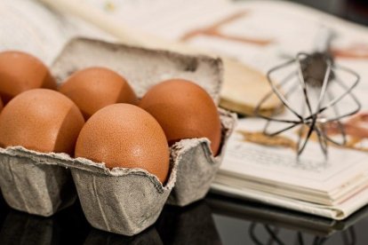 La salmonelosis puede estar presente en la cáscara de los huevos.