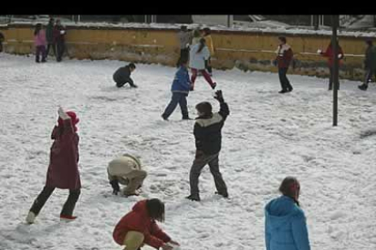 La hora del recreo fue más intensa que nunca para los niños leoneses. La mayoría recibió más un bolazo de nieve