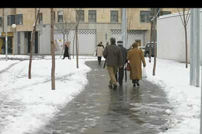 A primeras horas de la mañana era muy difícil transitar por las calles de la capital leonesa. En la imagen, el barrio de San Pedro