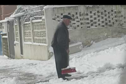 Un señor retira la nieve acumulada en los accesos a su casa