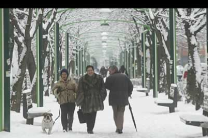 Mucha gente aprovechó el temporal para darse un buen paseo por la nieve
