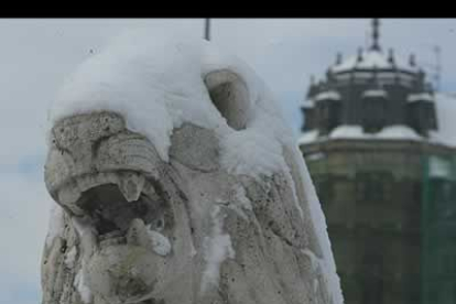 Una de las esculturas del puente de los leones apareció ayer más inmovil que nunca, quizás por la helada