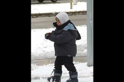 Un niño disfruta de uno de sus primeros contactos con la nieve