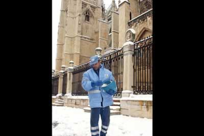 Un empleado municipal reparte sal en las inmediaciones de la catedral leonesa para facilitar el tránsito de los viandantes