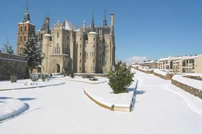 La ciudad de Astorga  no se libró de la espectacular nevada. En la imagen, el Palacio Episcopal, obra de Gaudí