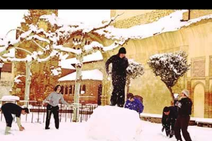 Los vecinos de Sahagún libran una auténtica batalla campal a base de bolazos de nieve