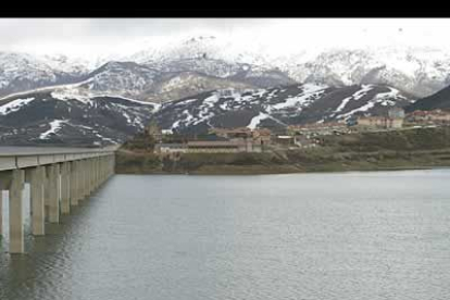 El pantano de Riaño, al máximo de su capacidad, con las montañas de Picos de Europa de fondo