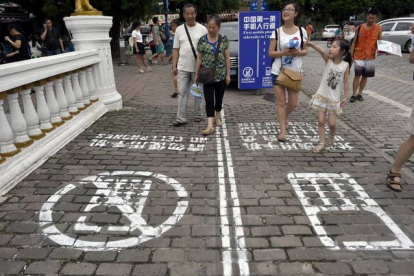 China inventa el "primer carril para usuarios de teléfono móvil", en la ciudad de Chongqing.