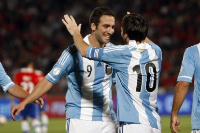 Higuaín y Messi se abrazan tras marcar uno de los tantos del encuentro.