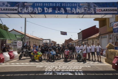 Fotos de grupo de los pilotos de motos eléctricas del Gran Premio de Velocidad de La Bañeza. F. OTERO PERANDONES.