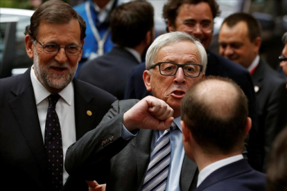 El presidente en funciones Mariano Rajoy, este martes en Bruselas junto al máximo responsable de la Comisión, Jean Claude Juncker