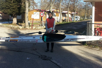 Raquel Carbajo posa delante del camping de Fuentes Blancas, lugar en el que guarda su piragua y el material que necesita para entrenar en el río Arlanzón, al lado