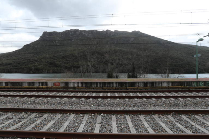 Vías del ferrocarril a su paso por Covas, en el límite gallego con el Bierzo. L. DE LA MATA