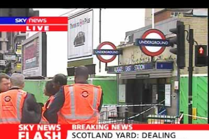 El cordón de seguridad se puso a funcionar en las diversas estaciones de metro afectadas, mientras en Scotland Yard ya se sabía que se trataba de una cadena de explosiones.