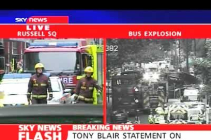 A la izquierda se muestra el trabajo de los servicios de emergencia en Russel Square y a la derecha donde explotó uno de los buses.