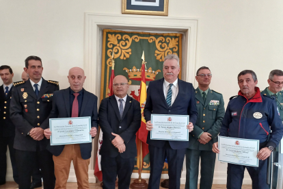 El subdelegado del Gobierno en León preside el acto de entrega de 17 menciones honorificas a la seguridad privada.  DL