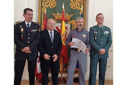 El subdelegado del Gobierno en León preside el acto de entrega de 17 menciones honorificas a la seguridad privada.  DL