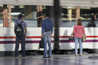 Imagen de archivo de viajeros en la estación de Madrid-Chamartín. PACO CAMPOS