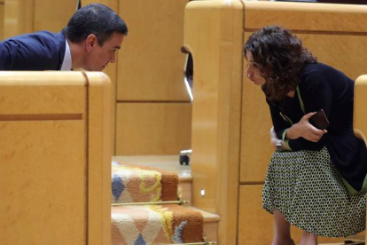 El presidente del Gobierno, Pedro Sánchez, conversa con la ministra de Hacienda y Presupuestos, María Jesús Montero. JUANJO MARTÍN