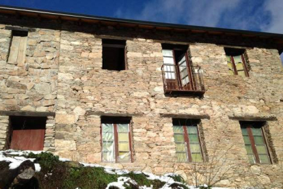 El primer albergue del Camino de Invierno es éste que se está restaurado de Priaranza.