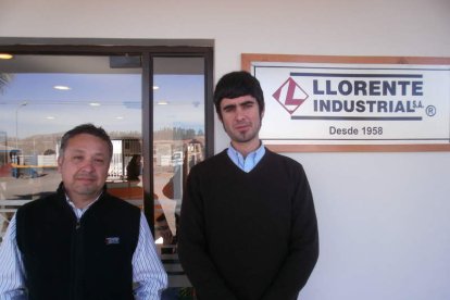 Álvaro García (derecha) junto a su jefe, descendiente de la localidad de Sabero.