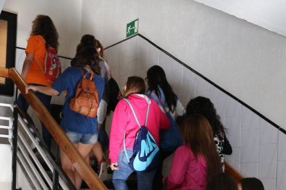 Un grupo de alumnos sube a las aulas en un instituto de León