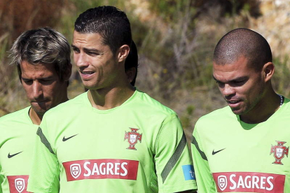 Cristiano, en el centro junto a sus compañeros Pepe y Coentrao, entrena con Portugal.