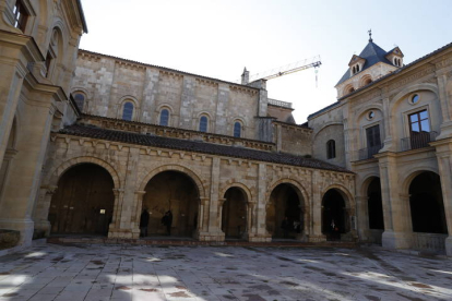 Claustro San Isidoro, donde Alfonso IX reunió al pueblo llano con los nobles y los representante de la iglesia. RAMIRO